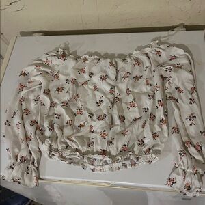 Arizona Jean Company Floral White Crop Top